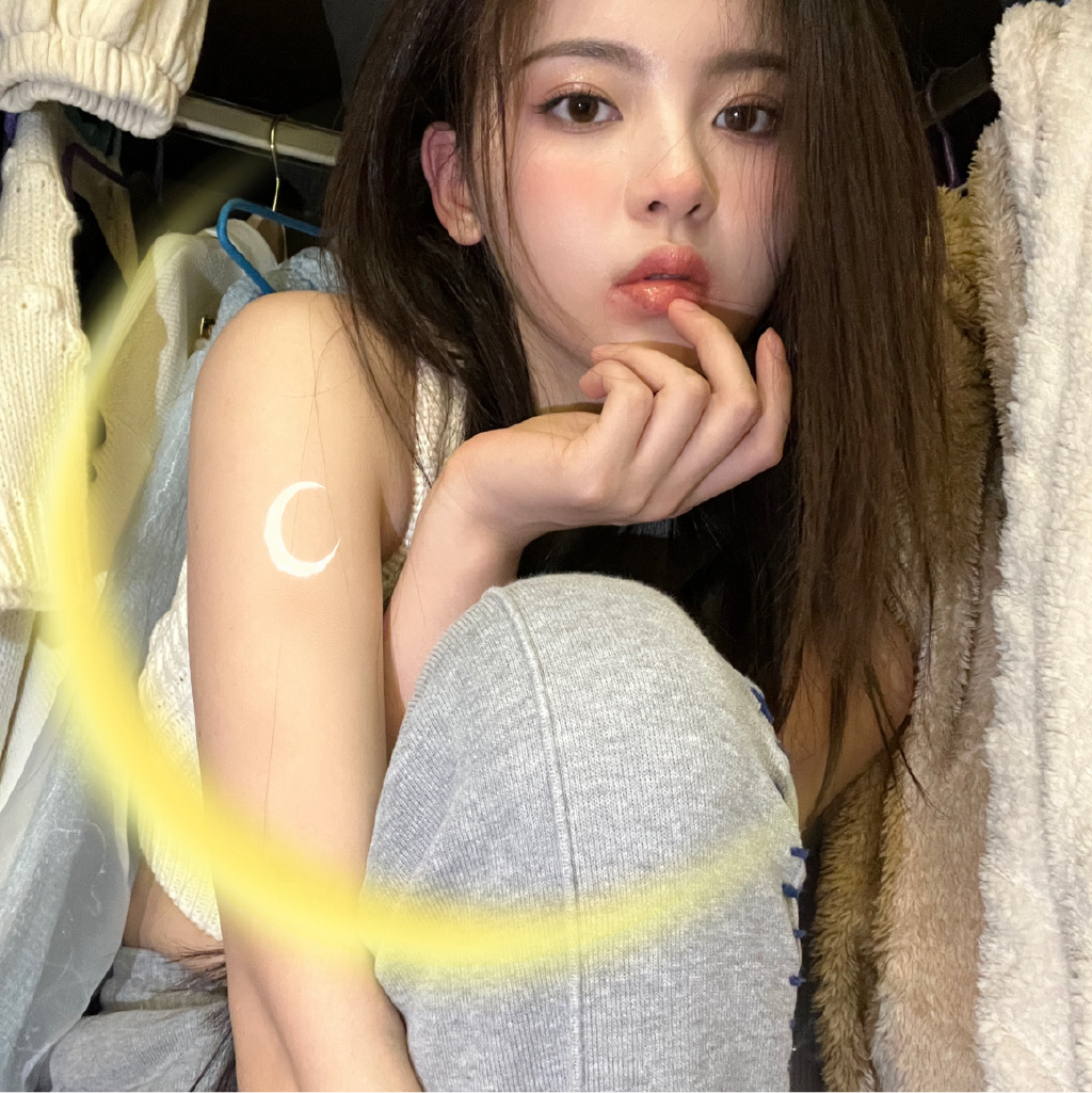 自拍模板!杨超越花式托腮摆拍 氛围感拉满