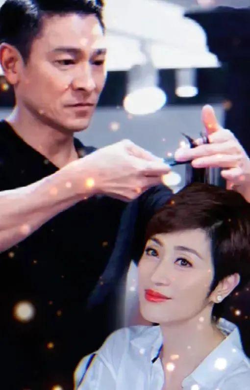 二月二龙抬头理发的明星冯巩剃头不忘讲段子成毅为新角色理发