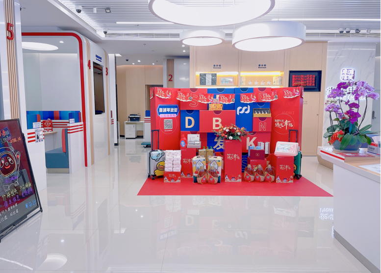 客户质疑收费还在协商 亲朋接到浦发银行催债电