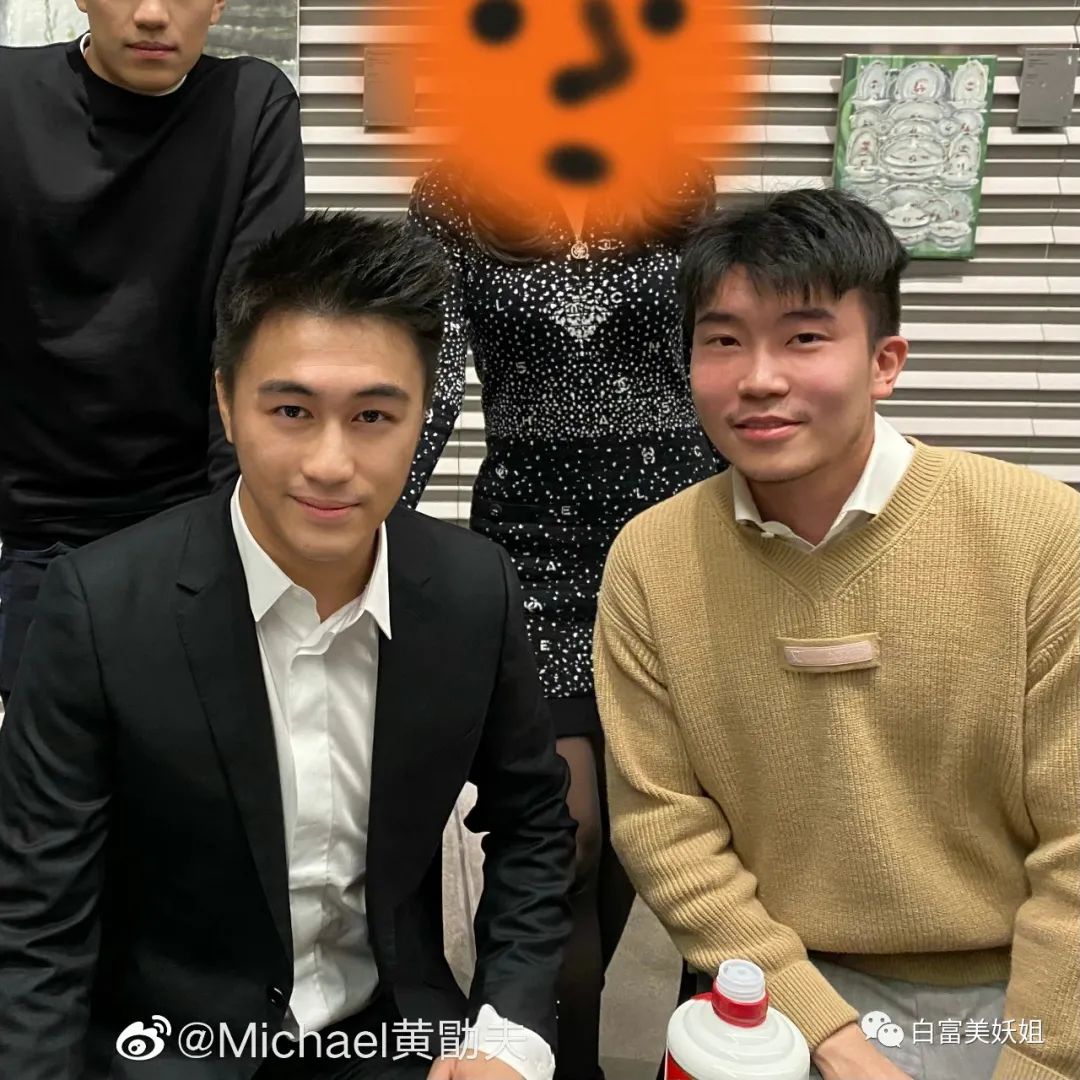 而苏宁公子张康阳,赌王儿子何猷君,也都是他的好友.