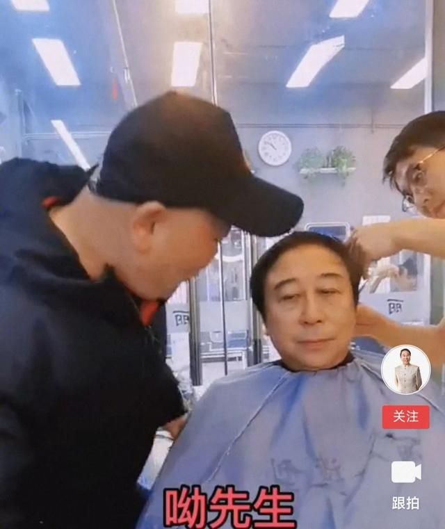 二月二龙抬头理发的明星冯巩剃头不忘讲段子成毅为新角色理发