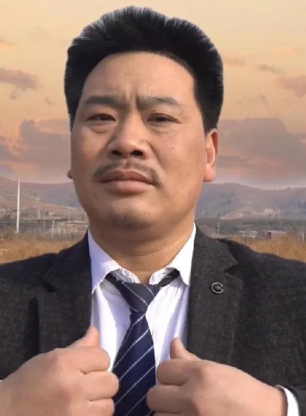 河南男子长相酷似吴孟达走红全网,造型装饰一番,还以为是吴孟达__财经