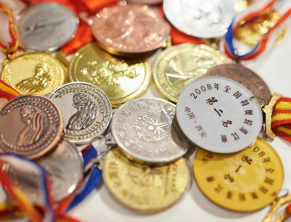 河南残疾女孩圆梦2022北京冬残奥会火炬手休闲区蓝鸢梦想 - Www.slyday.coM