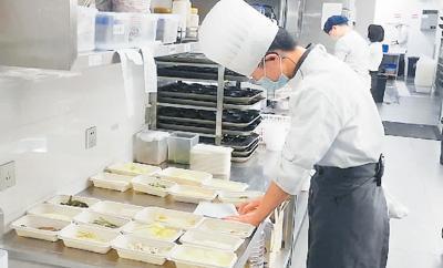 　　四川省成都市一家火锅店后厨在准备消费者线上下单的外卖火锅。 新华社记者 胡 旭摄