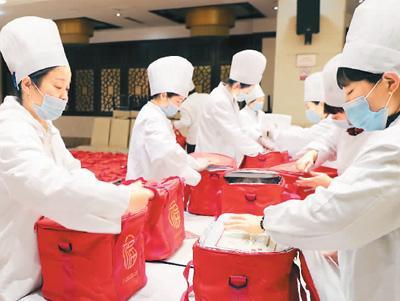 江苏省苏州市某餐饮公司员工正在打包外卖订单。 华雪根摄（人民图片）