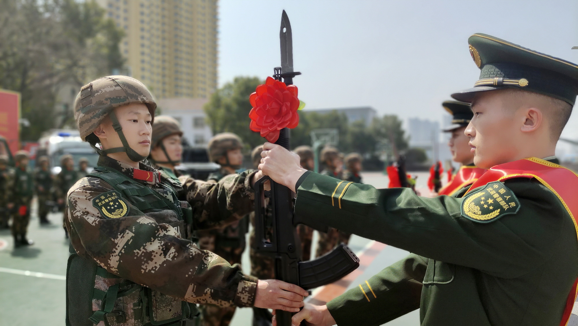 光荣一刻这个支队举行新兵授枪仪式