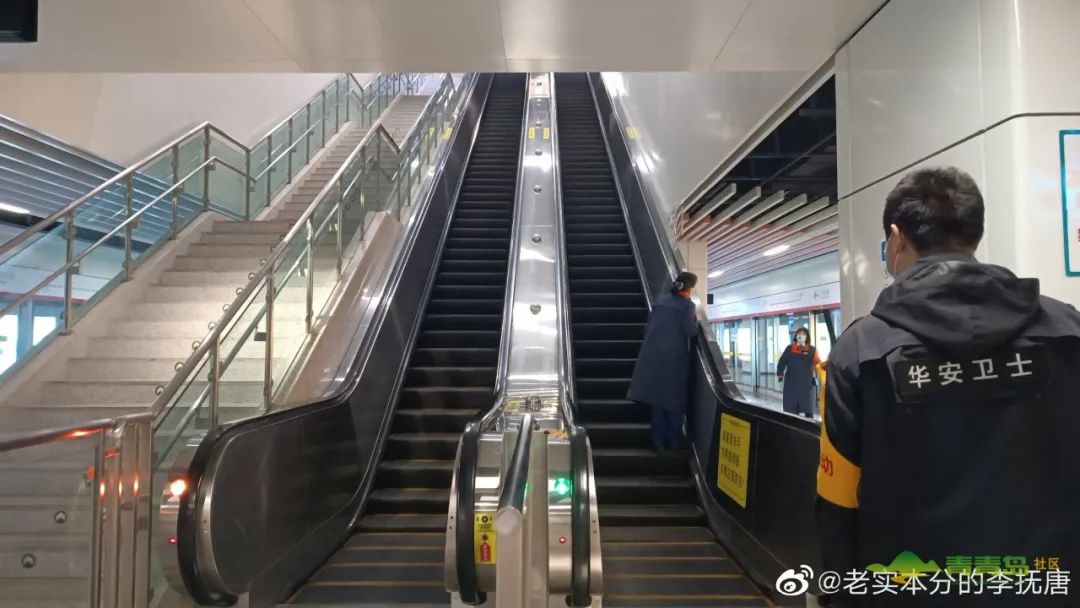地铁扶梯上摔倒他们反应神速几秒钟现场应急救援