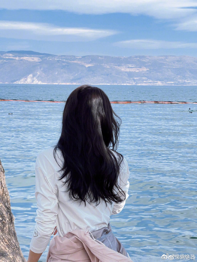 这个背影真的很可!低马尾什么的好温柔啊,很难不夸一句姐姐好美