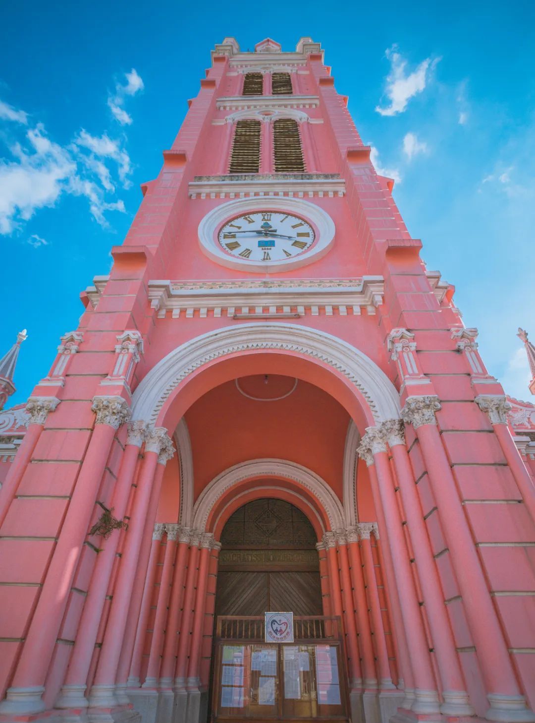 不仅教堂外观是粉色,连内部装饰也是粉红色系,配上欧式复古建筑风格