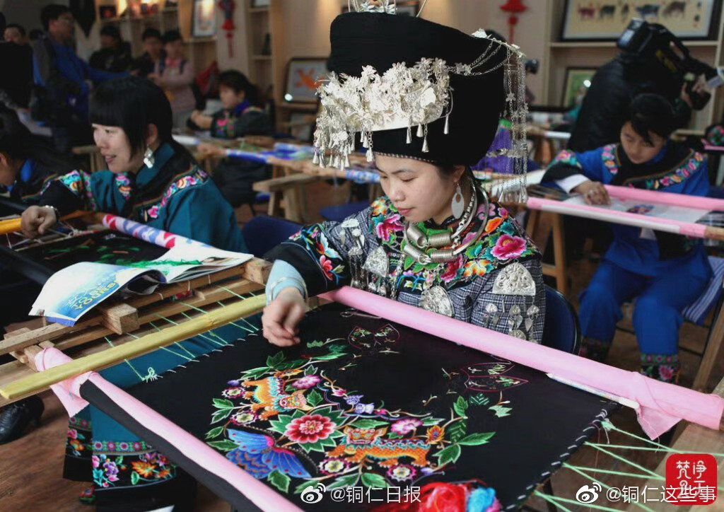 石丽平带着松桃苗绣上"两会"