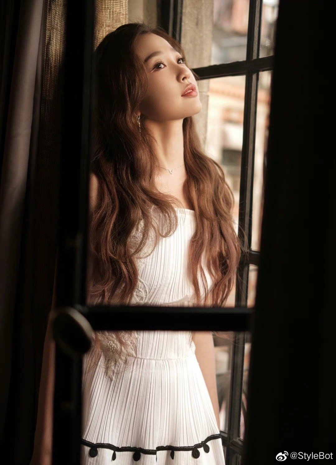 今天直播造型,白色宽肩带连衣裙搭配卷发造型……|虞书欣|肩带