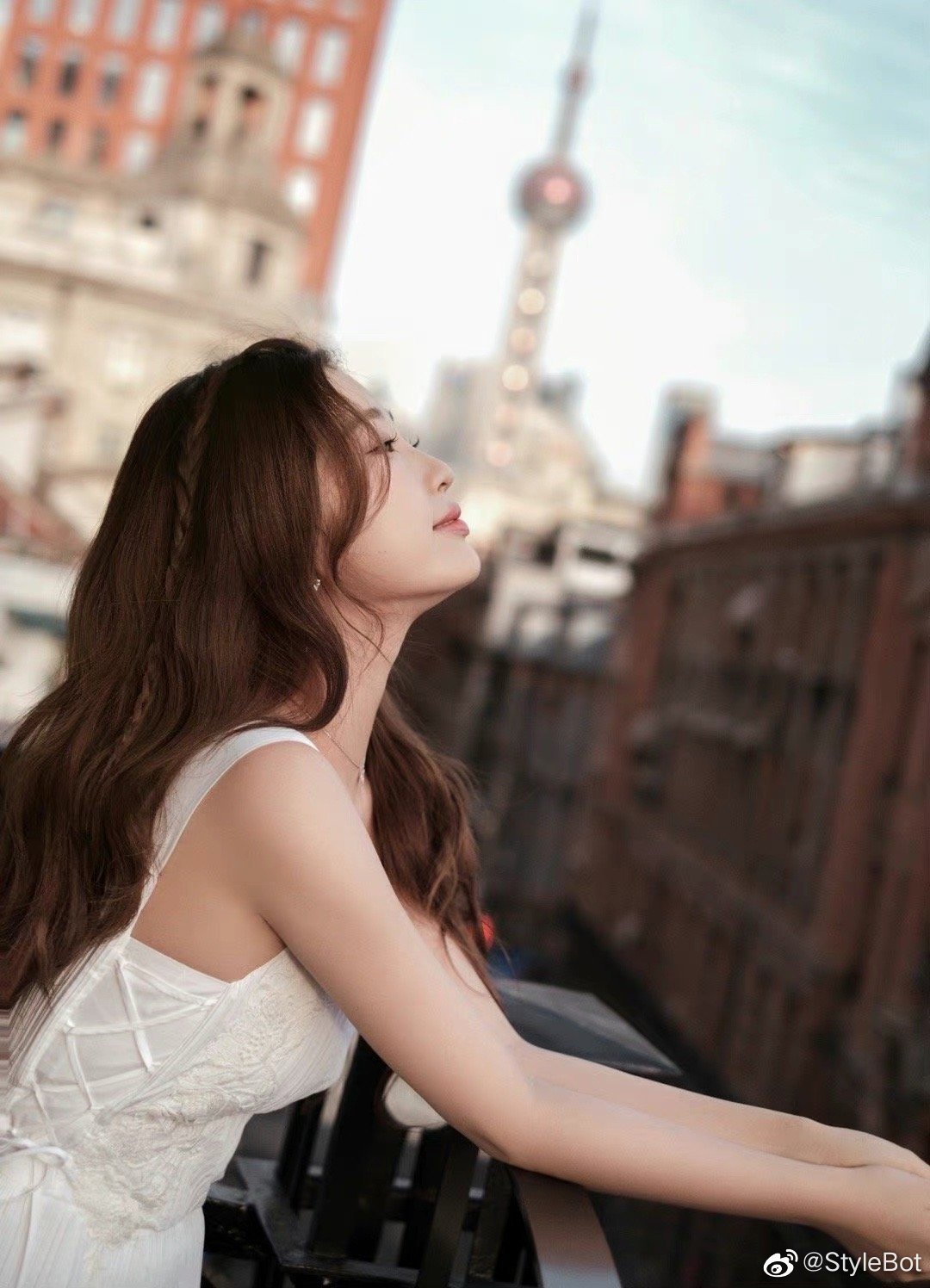 今天直播造型,白色宽肩带连衣裙搭配卷发造型……|虞书欣|肩带