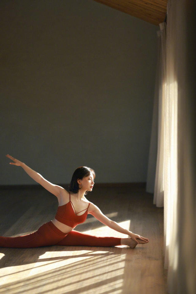 陈数晒九宫格瑜伽照,44岁仍能轻松下一字马,身材超好柔韧度超赞休闲区蓝鸢梦想 - Www.slyday.coM 陈数晒九宫格瑜伽照,44岁仍能轻松下一字马,身材超好柔韧度超赞休闲区蓝鸢梦想 - Www.slyday.coM