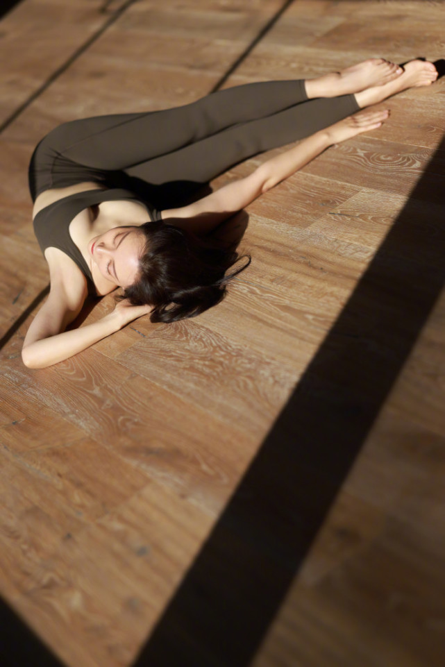 陈数晒九宫格瑜伽照,44岁仍能轻松下一字马,身材超好柔韧度超赞休闲区蓝鸢梦想 - Www.slyday.coM 陈数晒九宫格瑜伽照,44岁仍能轻松下一字马,身材超好柔韧度超赞休闲区蓝鸢梦想 - Www.slyday.coM