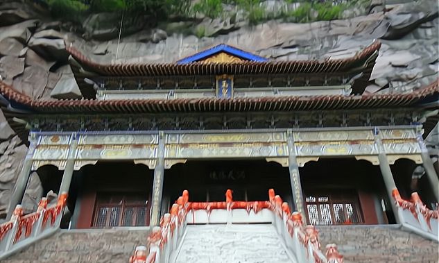 周边绵延起伏的山峰,呈现出不同样式,到此一游,可以选择玉皇宫,静心潭