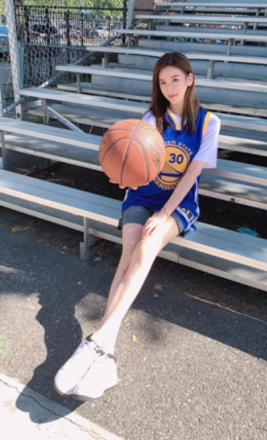 湖人"女球迷"资料被扒,身材,颜值与网红截然不同|湖人|球迷|兜兜_新浪