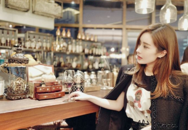 因酷似"杨幂"而出道,生下孩子赚了9亿,韦雪可谓是风光无限!__财经头条