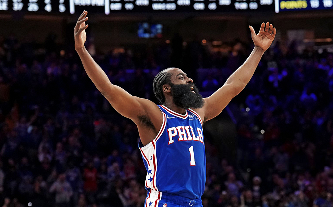 此役哈登投篮10中6,命中率高达60%,连续4场命中率50% ,赛季首次;4场