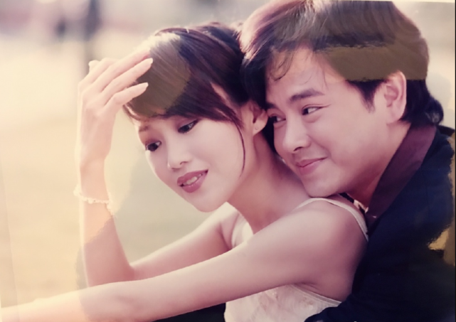 庆祝结婚22周年纪念日梁小冰晒与老公陈嘉辉多张恩爱旧照