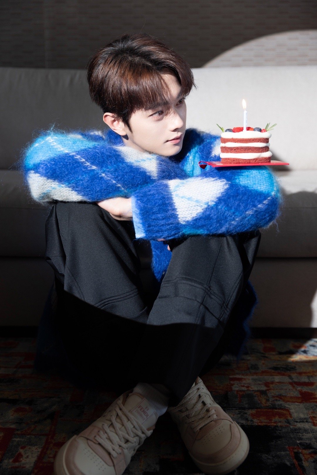 许凯最新生日大片释出90 蓝白毛衣学院风十足……|许凯|学院风|毛衣