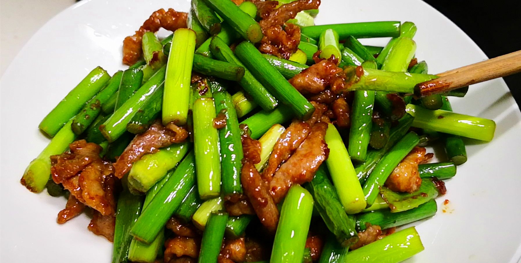 做蒜苔炒肉时有人先炒蒜苔有人先炒肉教你正确做法太香了