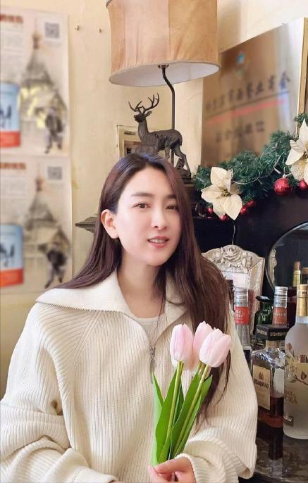 但后来好闺蜜"李某璐"发生了圣诞节的那件事,直接让"劝架"的马苏沾了