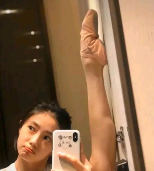 大劈叉超过180度,评论区却满是恶意|四海|刘浩存|劈叉_新浪新闻