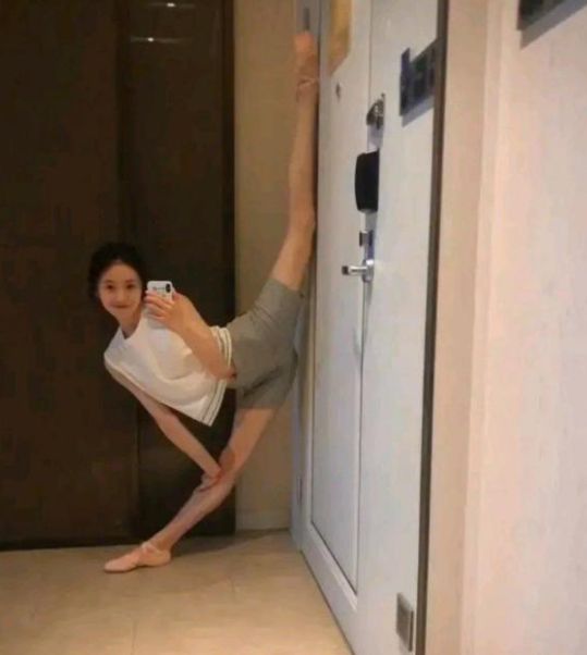 大劈叉超过180度,评论区却满是恶意|四海|刘浩存|劈叉_新浪新闻