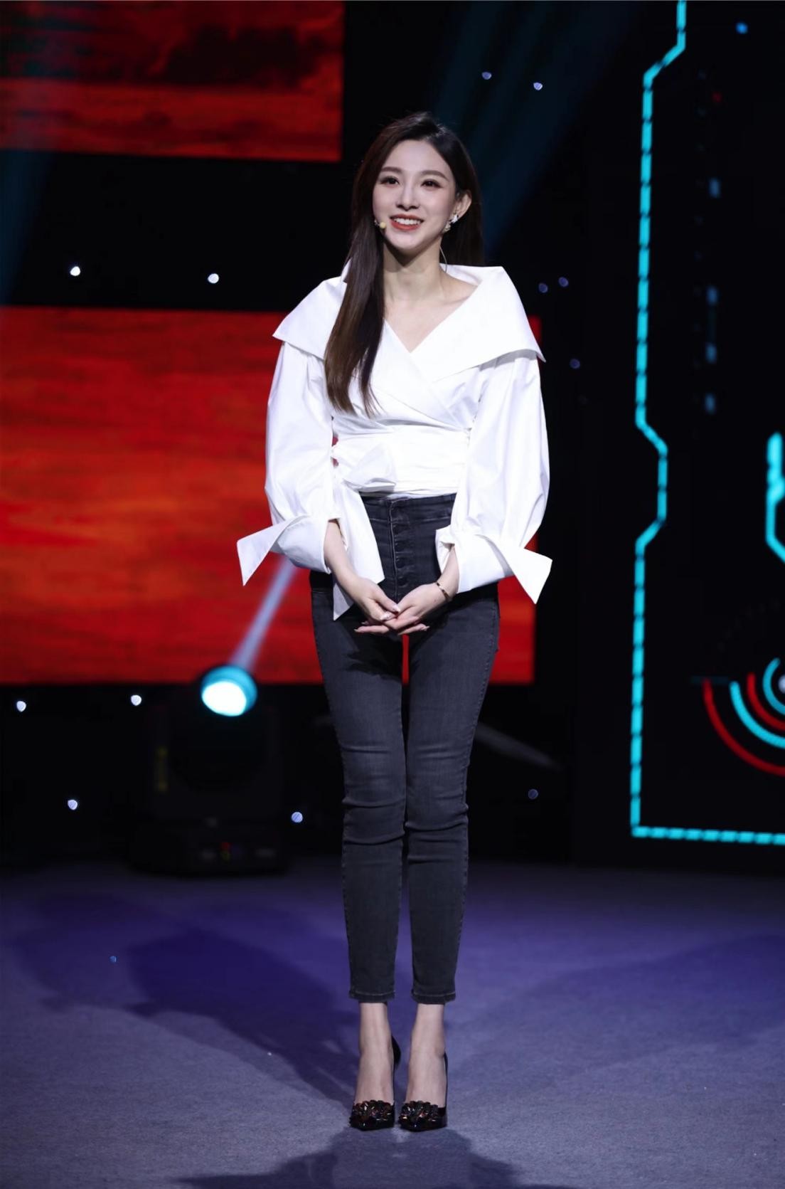 马凡舒也是美女主持人身材纤细脸蛋也精致穿简单服装都好看