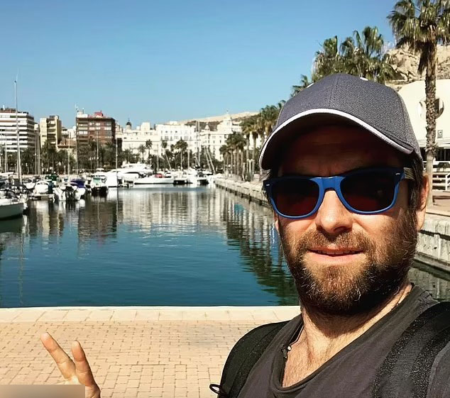 被打的男子在采访中表示,当天晚上安东尼·斯塔尔失去理智,朋友不断地