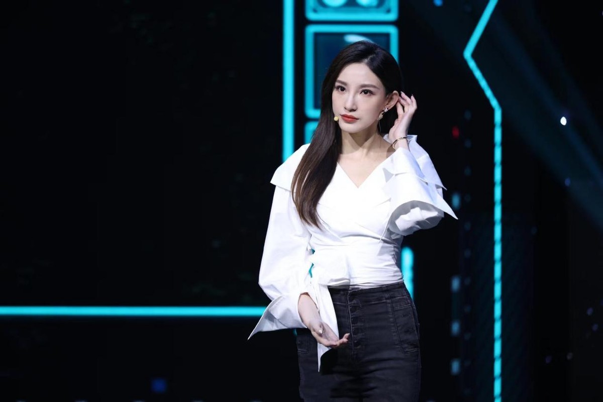 马凡舒也是美女主持人身材纤细脸蛋也精致穿简单服装都好看