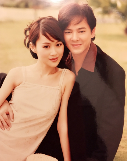 庆祝结婚22周年纪念日梁小冰晒与老公陈嘉辉多张恩爱旧照