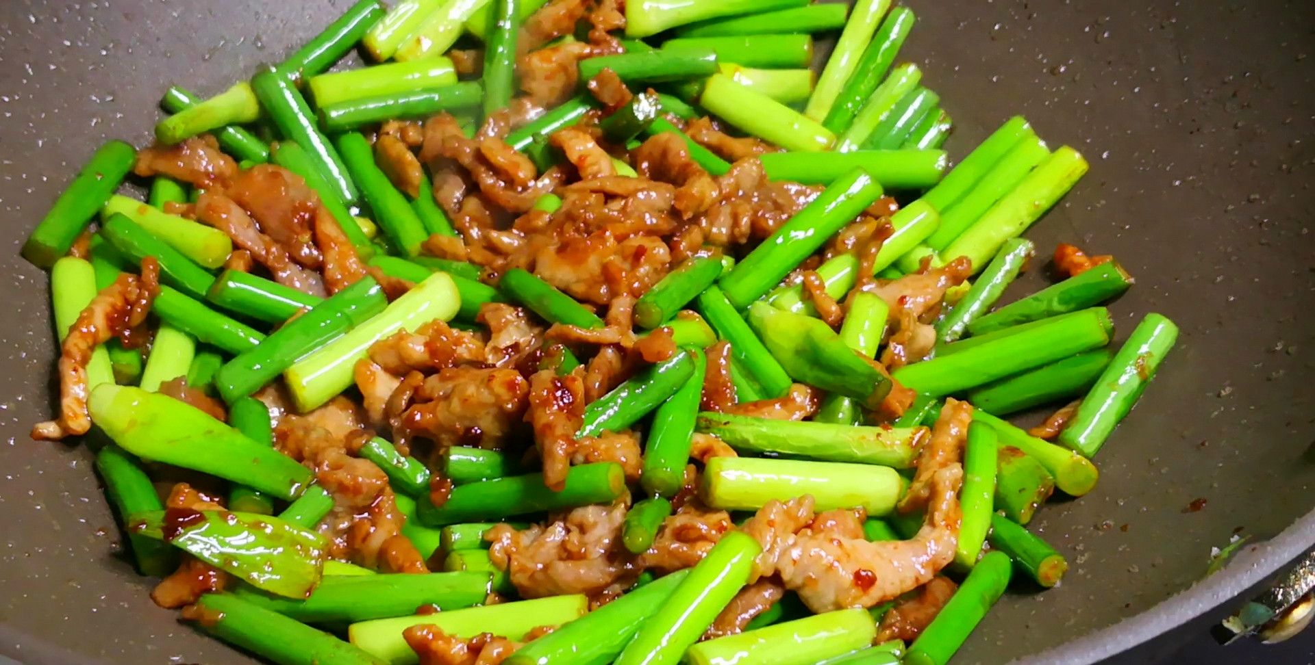 做蒜苔炒肉时有人先炒蒜苔有人先炒肉教你正确做法太香了