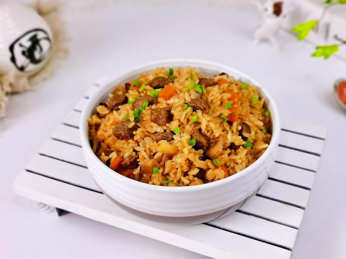 牛肉焖饭:电饭锅就能做的美食,牛肉鲜美土豆软糯,一个人吃到爽|牛肉