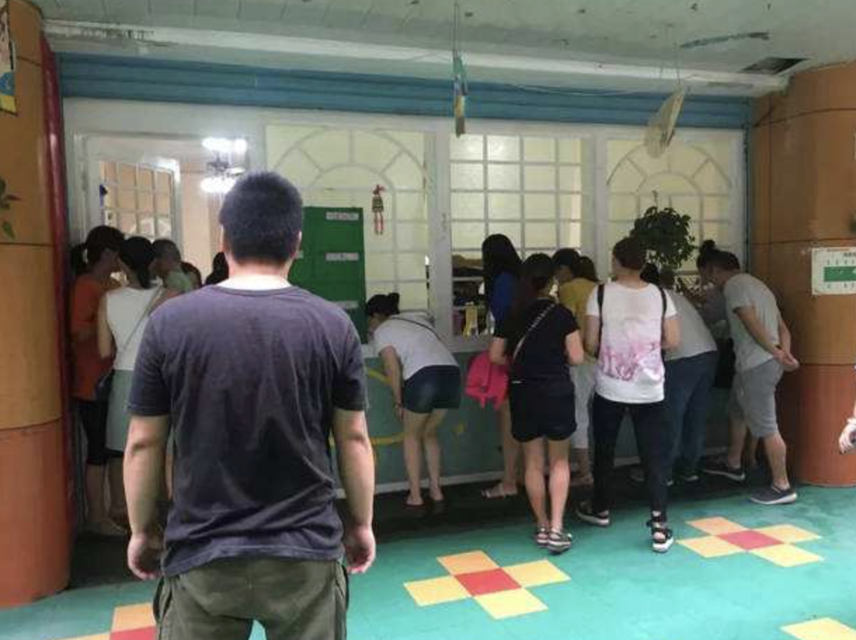 孩子午休时招手，宝妈瞬间破防：为何孩子上幼儿园，家长更焦虑？休闲区蓝鸢梦想 - Www.slyday.coM