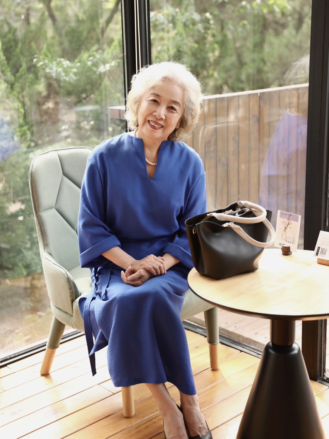 这才是普通奶奶辈该学的打扮优雅气质一头白发也体面