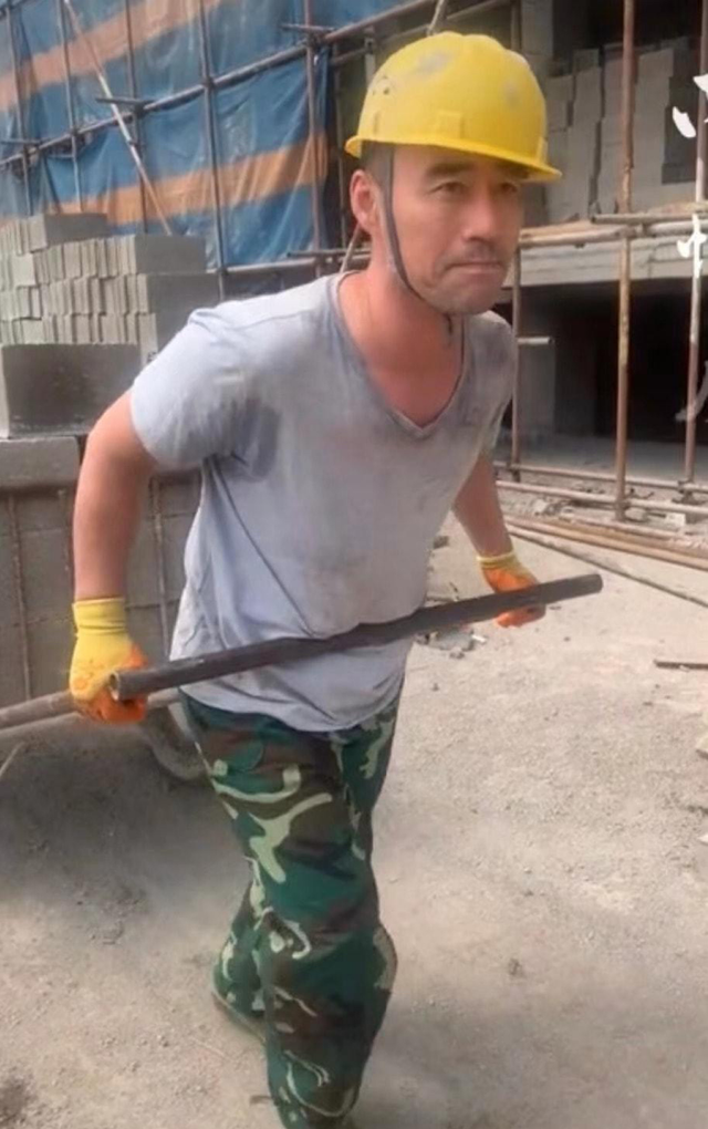 旭日阳刚沦为搬砖工王旭辟谣说是拍电影不过他落寞是真的