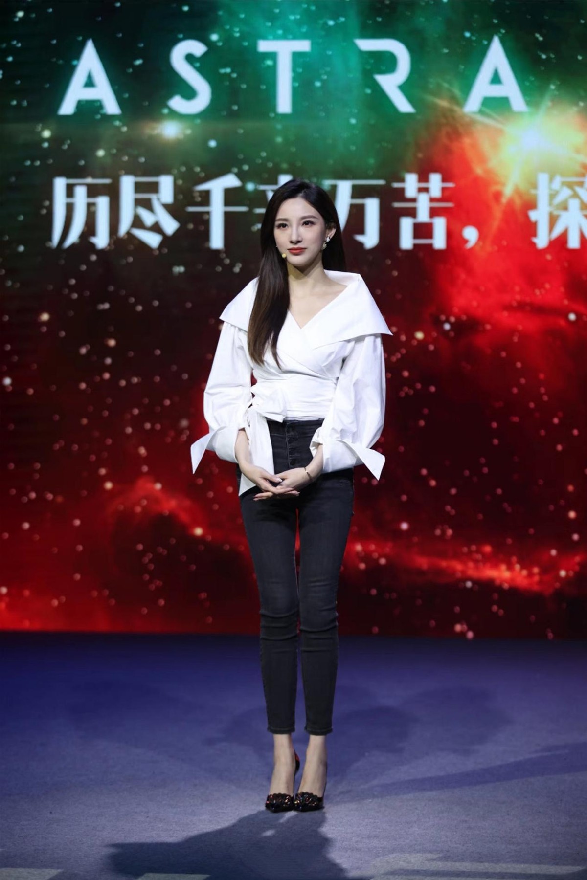 马凡舒也是美女主持人身材纤细脸蛋也精致穿简单服装都好看