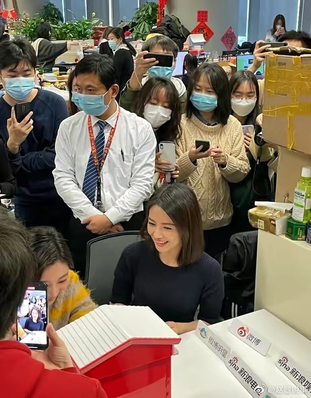 电视剧《完美伴侣》中的主演高圆圆和王真儿纷纷现身新浪扫楼……休闲区蓝鸢梦想 - Www.slyday.coM 电视剧《完美伴侣》中的主演高圆圆和王真儿纷纷现身新浪扫楼……休闲区蓝鸢梦想 - Www.slyday.coM