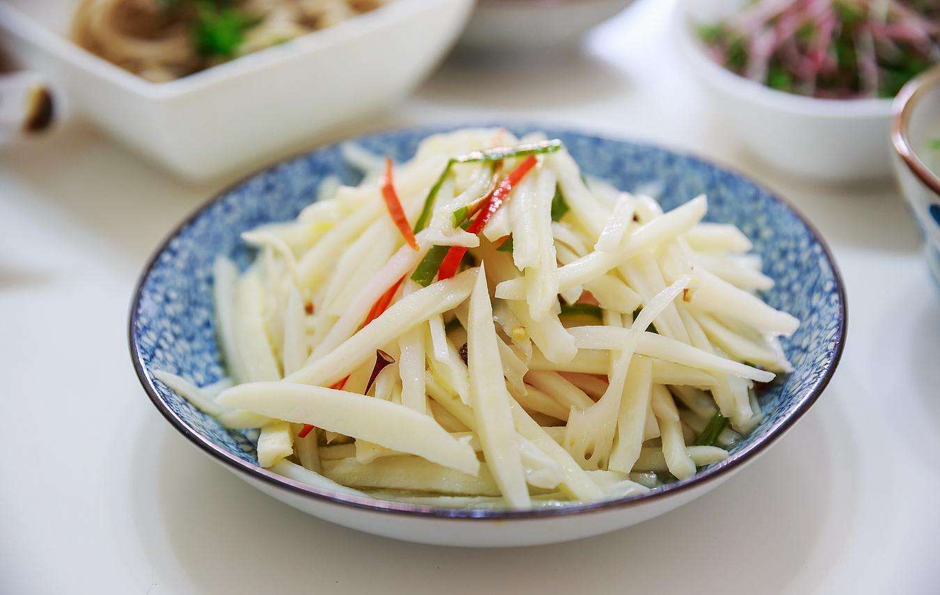 家常版小炒藕丝,脆嫩清甜巨下饭,鲜嫩可口,做法简单,老少皆宜|藕丝