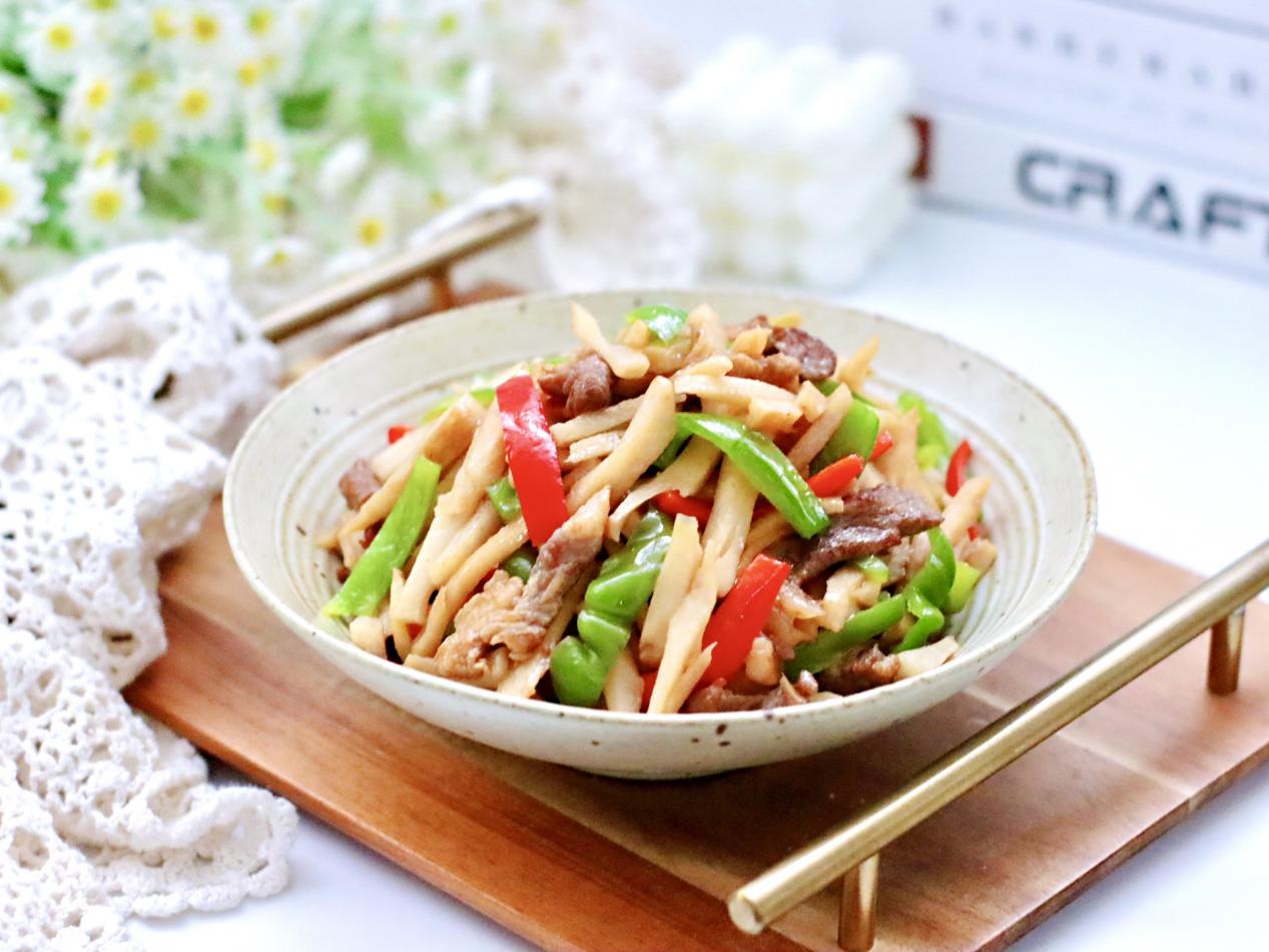 家常版小炒藕丝,脆嫩清甜巨下饭,鲜嫩可口,做法简单,老少皆宜|藕丝