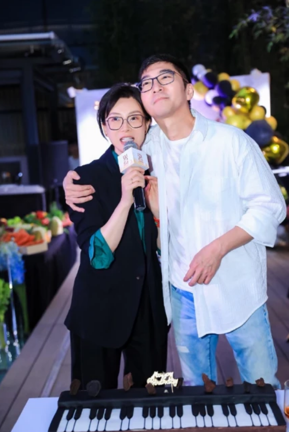 陈数晒九宫格瑜伽照,44岁仍能轻松下一字马,身材超好柔韧度超赞休闲区蓝鸢梦想 - Www.slyday.coM 陈数晒九宫格瑜伽照,44岁仍能轻松下一字马,身材超好柔韧度超赞休闲区蓝鸢梦想 - Www.slyday.coM