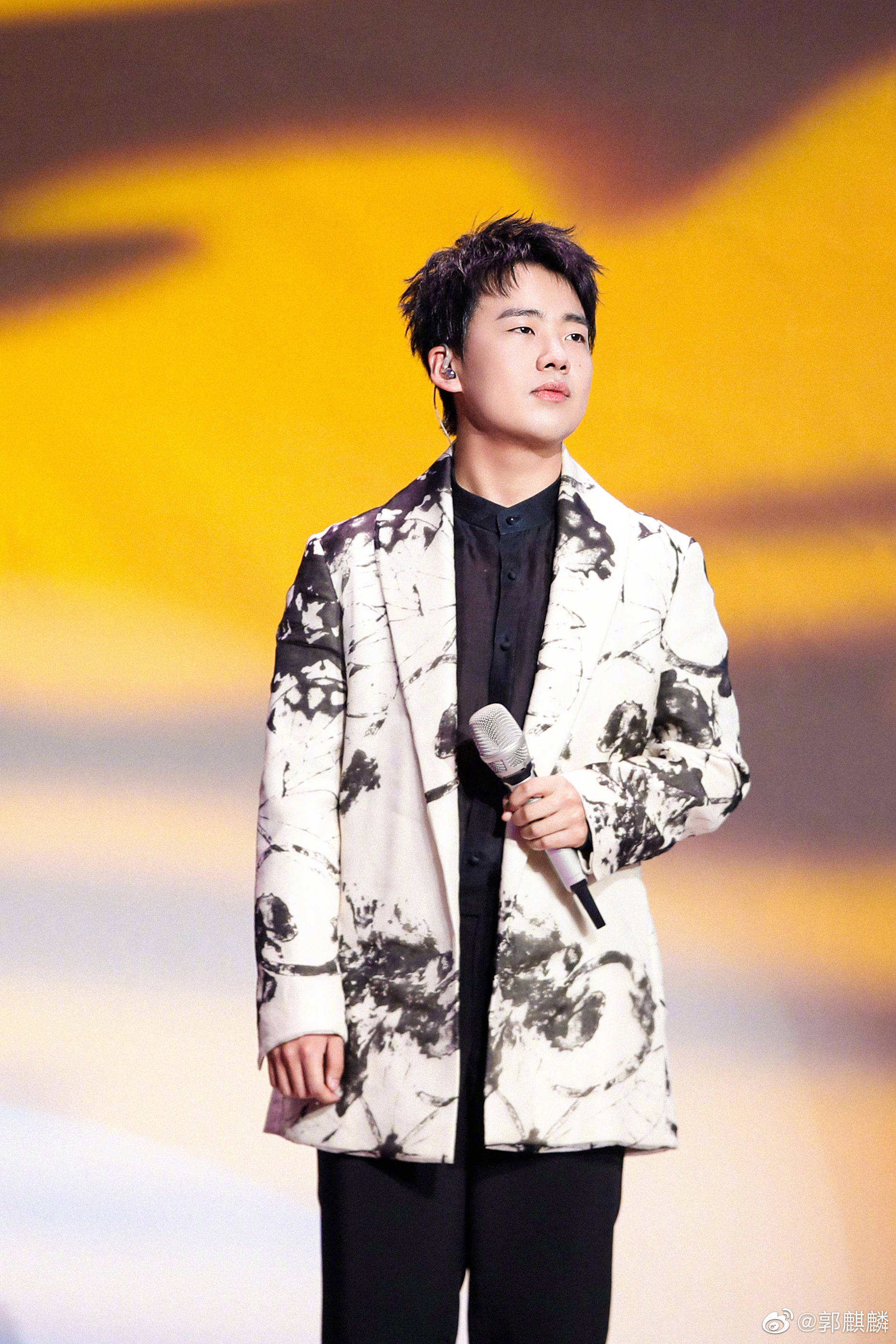 华晨宇郭麒麟selina相继曝出恋爱消息只有selina最爽快