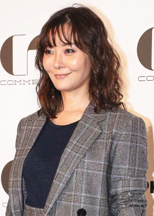 48岁的柯蓝罕见亮相 穿格纹西装走职业风 发型显老气
