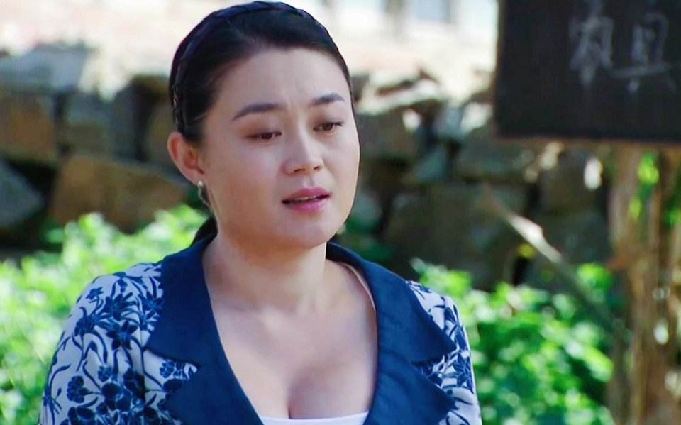坚决不拜师却被赵本山力捧18年39岁的关婷娜到底经历了什么