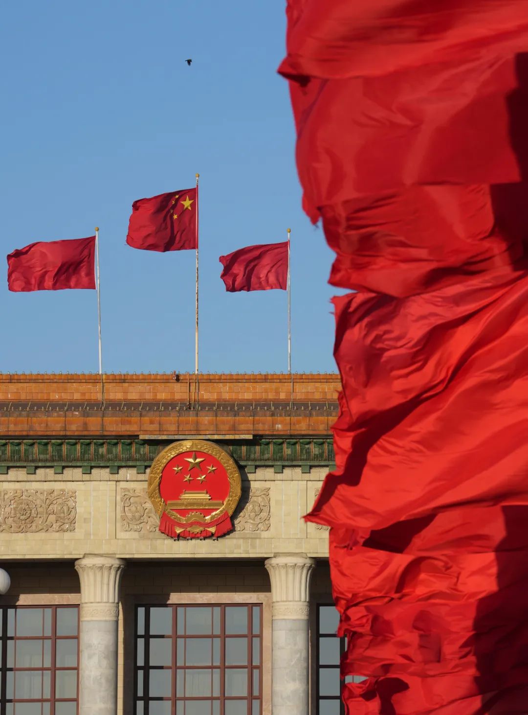 新华社记者 邢广利 摄今晨的人民大会堂红旗招展,天空蔚蓝9点第十三届