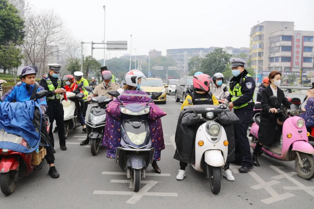 引導廣大群眾特別是電動車騎行人,嚴格遵守交通法規,自覺抵制