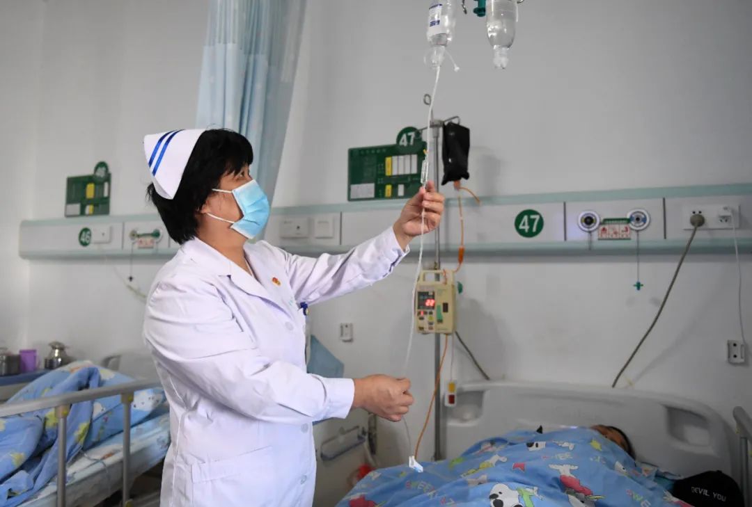 在广西南宁市第四人民医院，护士长杜丽群在给患者打点滴。新华社记者陆波岸 摄