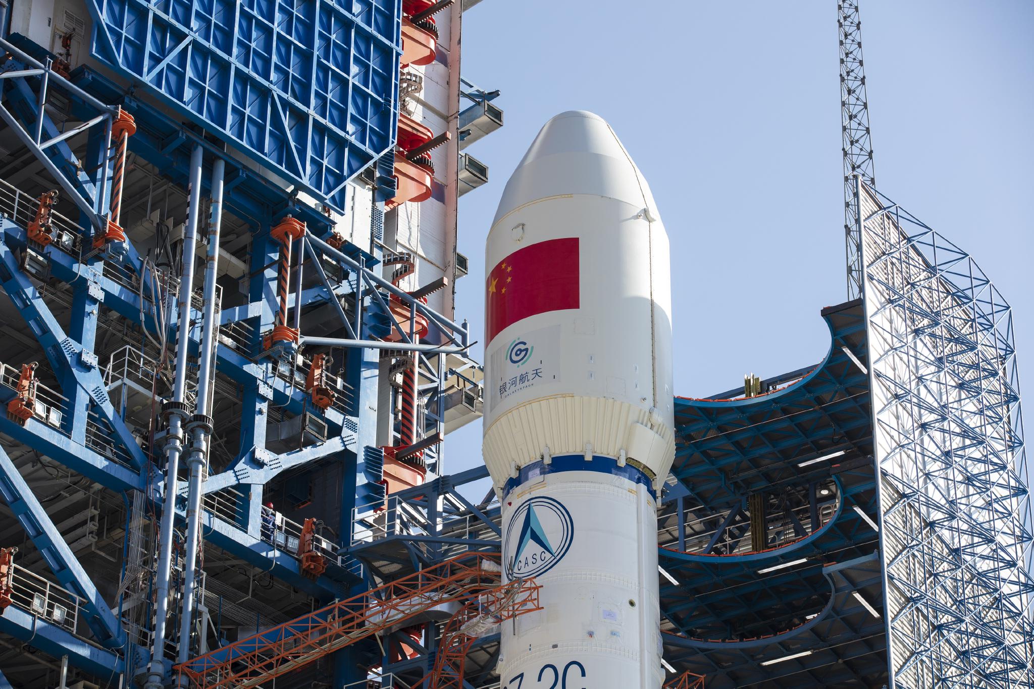 号丙运载火箭在西昌卫星发射中心点火升空,成功将银河航天公司的02批6