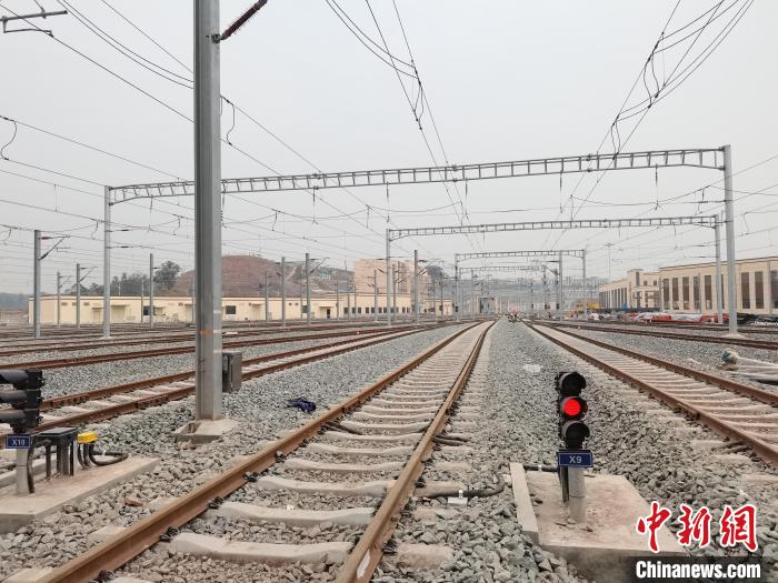 国内首条双流制式轨道线路全线“电通”|重庆市_新浪新闻